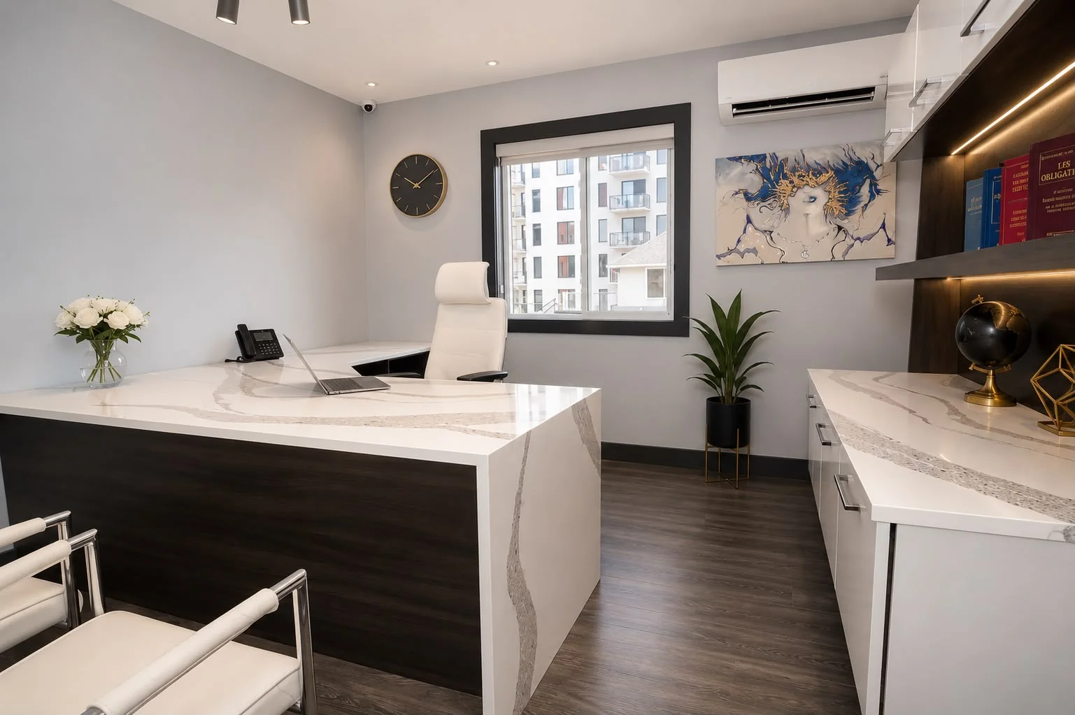 Bureau de direction avec comptoir de quartz veiné et bibliothèque éclairée