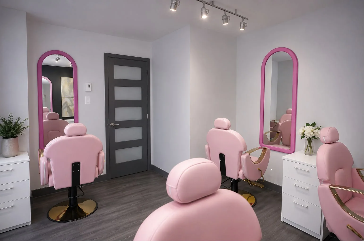 Salon de coiffure aux fauteuils roses et miroirs arqués fuchsia