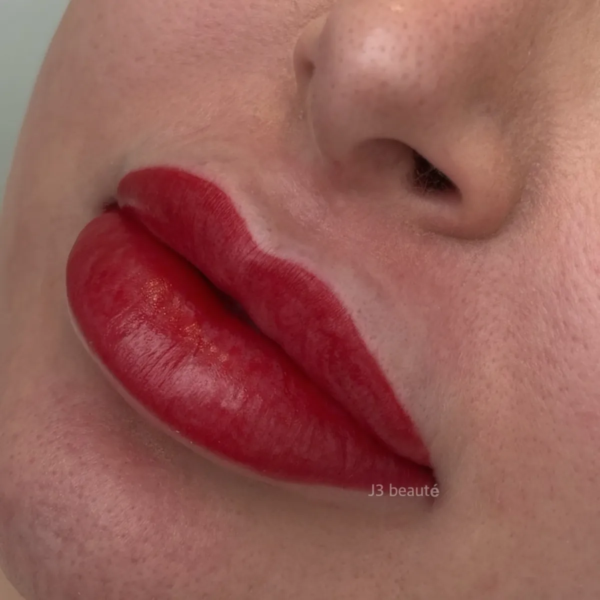 Lip blush plump effect