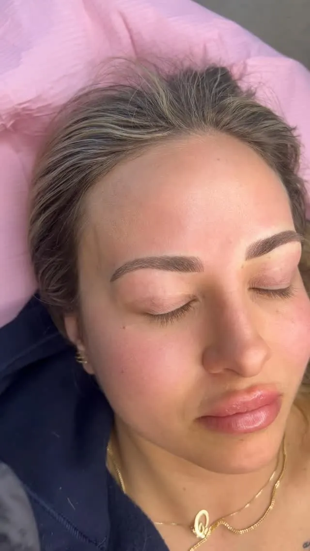 Symmetrical natural brows