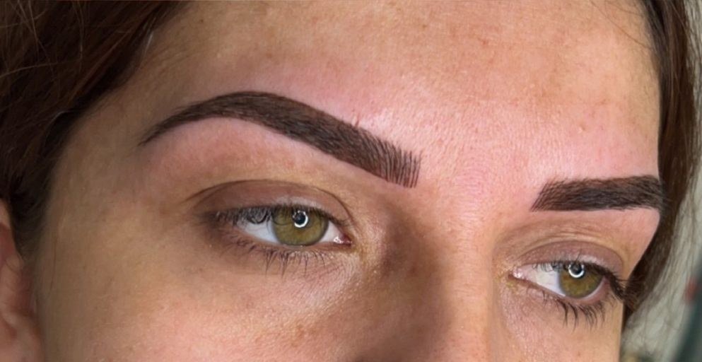 Après — sourcils redessinés (microblading & ombré)